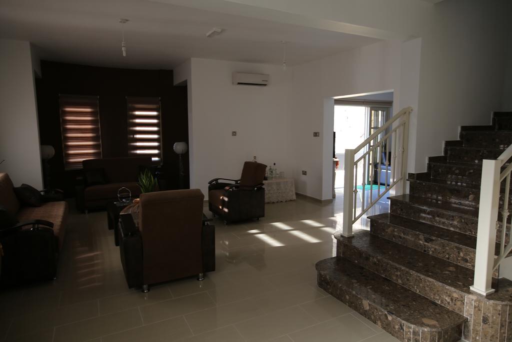 Villa Melyia Kato Pyrgos Rum bild